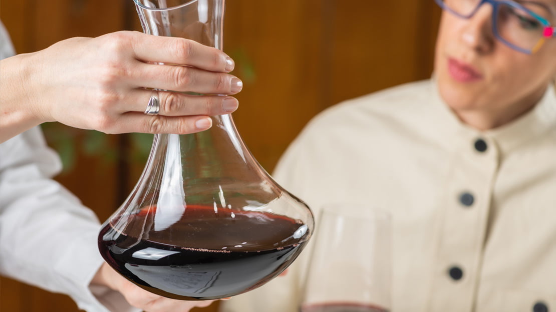 Specjalista prezentujący karafkę z winem - proces dekantacji wina