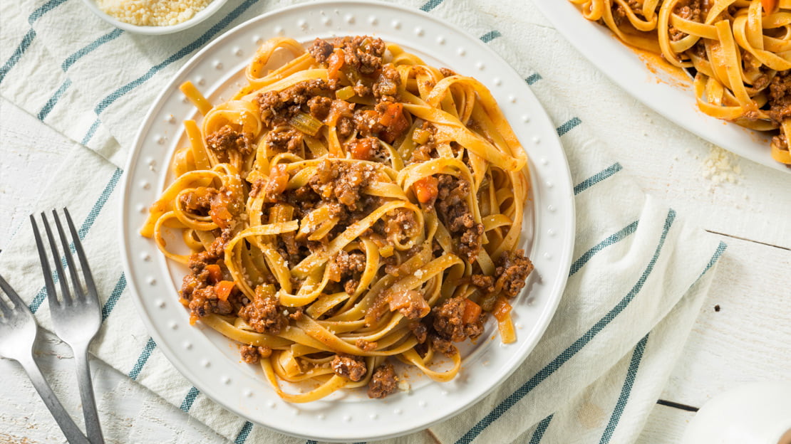 Domowy makaron z sosem mięsnym - tagliatelle ragu