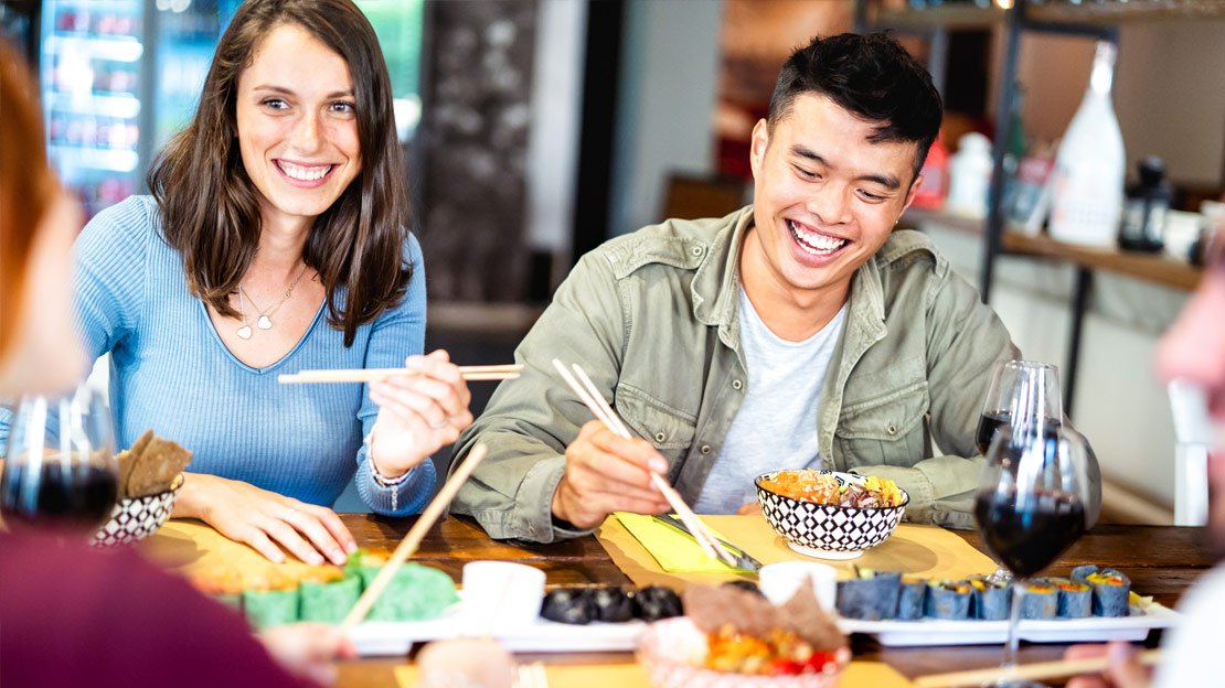 Kolacja z przyjaciółmi w towarzystwie sushi oraz win włoskich