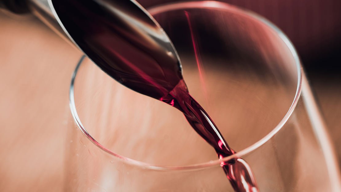 Barwa rubinowa wina merlot - nalewanie do kieliszka