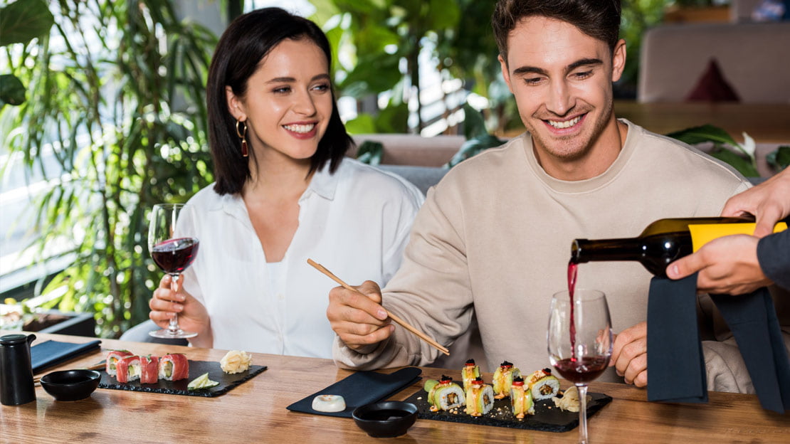 Nalewanie włoskiego czerwonego wina w restauracji sushi