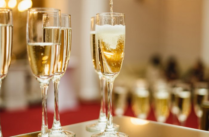 Kieliszki z szampanem na stole w restauracji