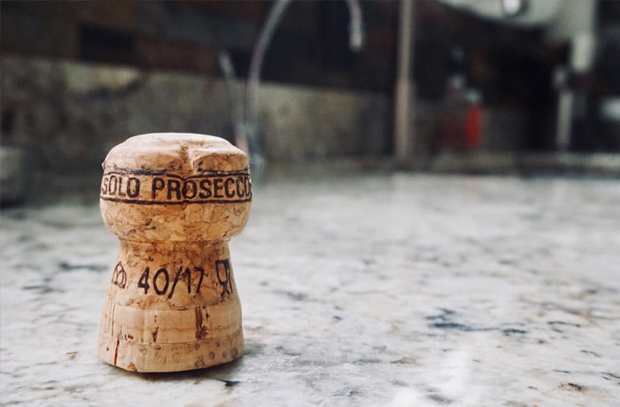 Korek od prosecco na stole