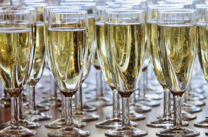 Czym się różni prosecco od szampana - kieliszki z prosecco z bliska