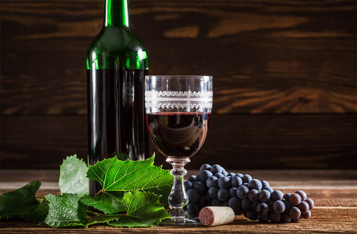 Kieliszek wina Barolo - kompozycja z winogronami typu Nebbiolo