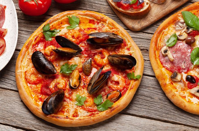 Pizza z owocami morza - małże oraz krewetki na pizzy