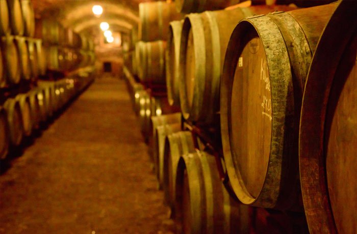 Leżakowanie wina w beczkach - wpływ beczki na wino