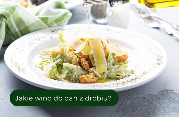 Sałatka Cezar z winem Chardonnay na tarasie