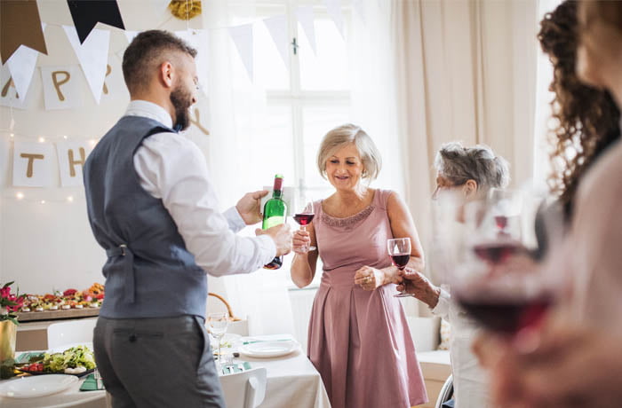 Goście pijący wino na weselu