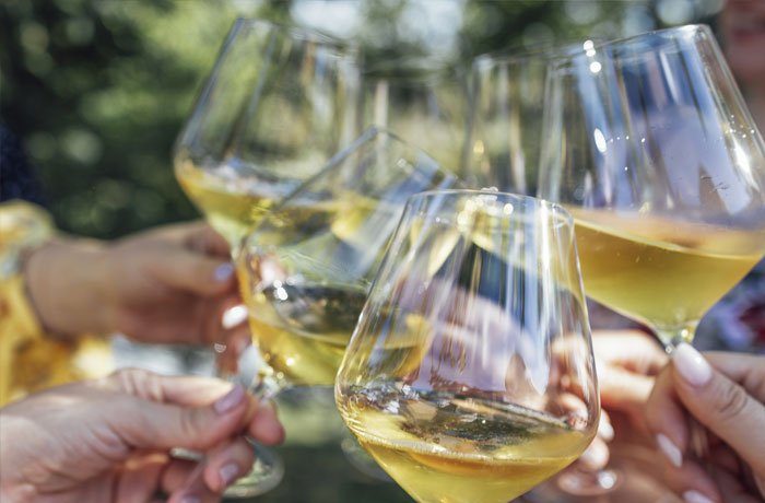 Toast winem w letni dzień impreza