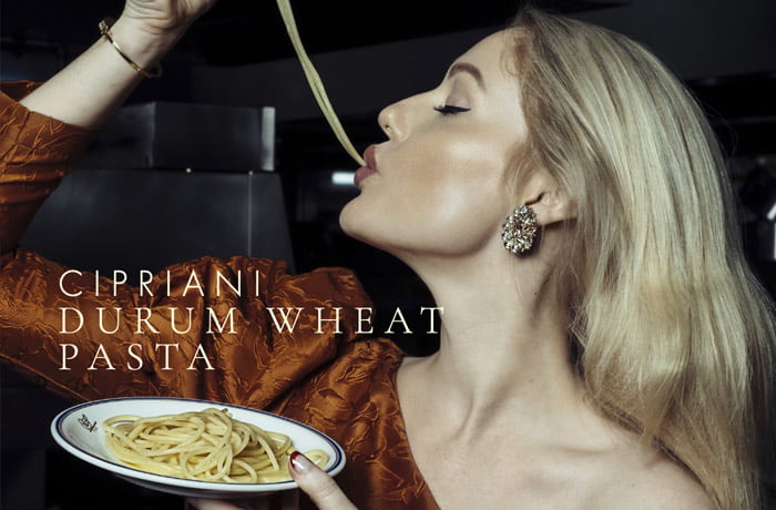 Kobieta jedząca makaron spaghetti marki Cipriani
