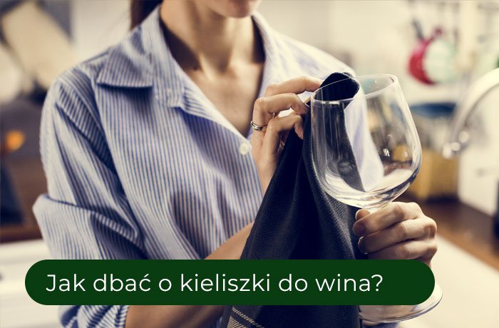 Kobieta wycierająca kieliszek do wina