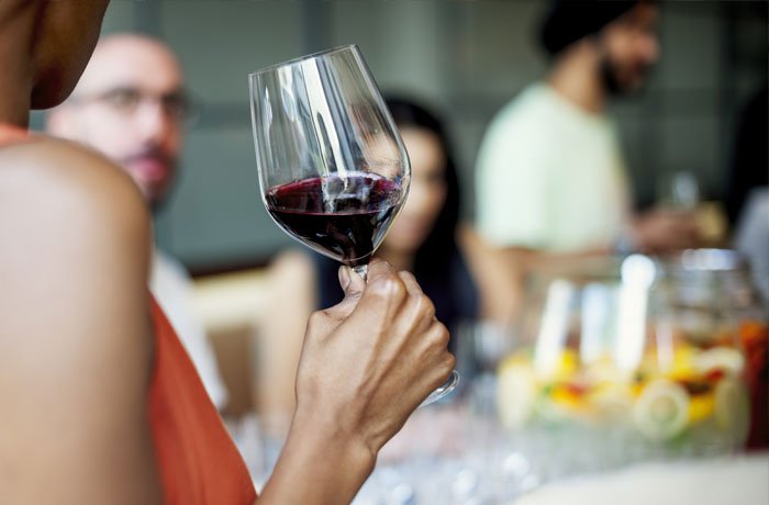 Ile może stać czerwone wino?