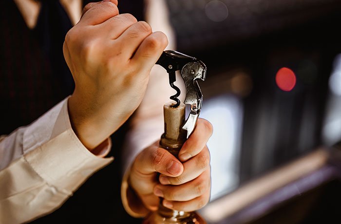 Jak działa trybuszon? Otwarcie butelki za pomocą tego narzędzia