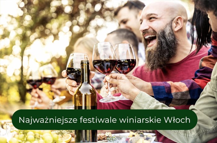 Ekipa przyjaciół na festiwalu we włoszech