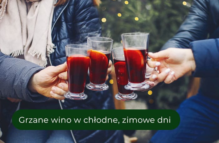 Ekipa przyjaciół pijąca grzane wino