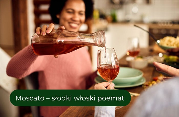 Wino moscato na co dzień - kobieta polewająca wino z karafki w domu