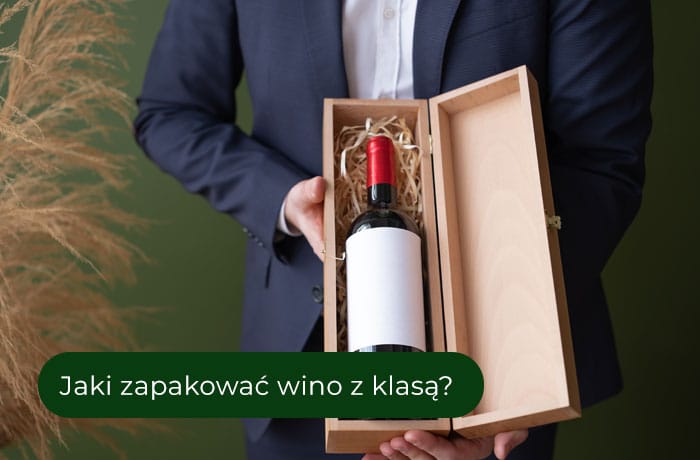 Mężczyzna z drewnianym pudełkiem i winem na prezent