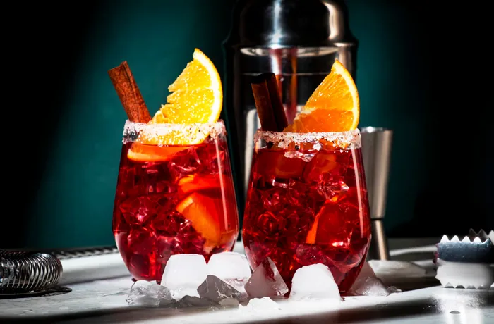 Koktajl Negroni z pomarańczą na kostkach lodu