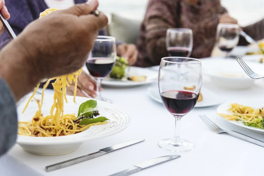 wieczorna kolacja na świeżym powietrzu - aperitivo po włosku wiosną