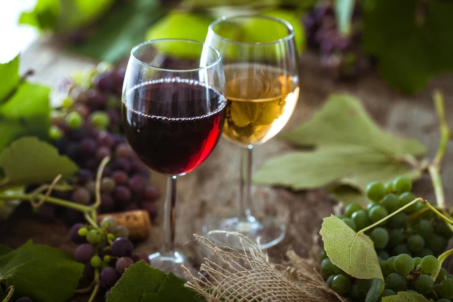 Włoskie wina do aperitivo - prosecco i pinot grigio na tle zmierzchu